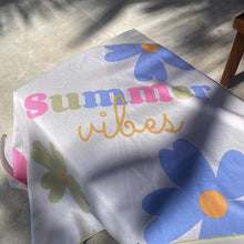 Charger l'image dans la galerie, Nerka - Serviette en microfibre gaufrée - Floral