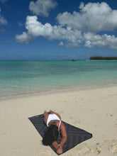 Charger l'image dans la galerie, Nerka - Serviette en microfibre gaufrée - Sable Noir